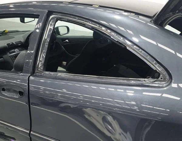 auto glass technician assisting customer