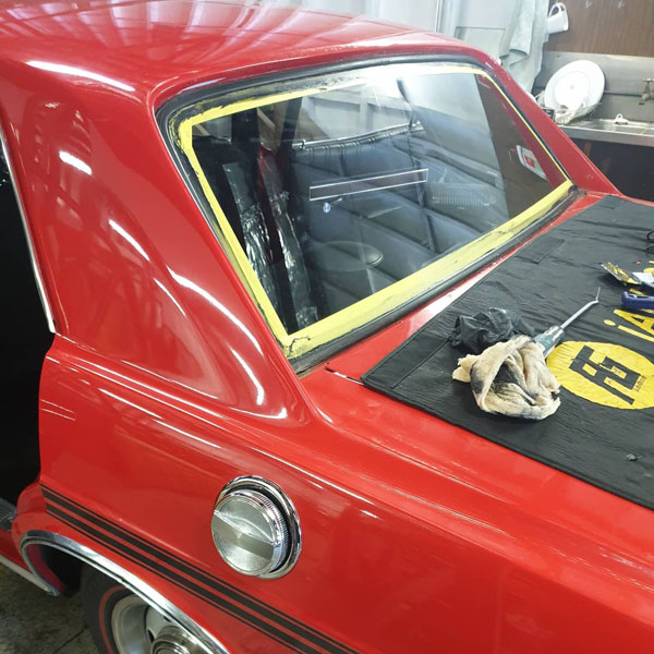 auto glass technician assisting customer